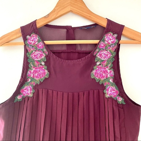 AEO American Eagle Outfitters Accordion Pleat Sleeveless Maroon Medium Floral - Picture 2 of 9